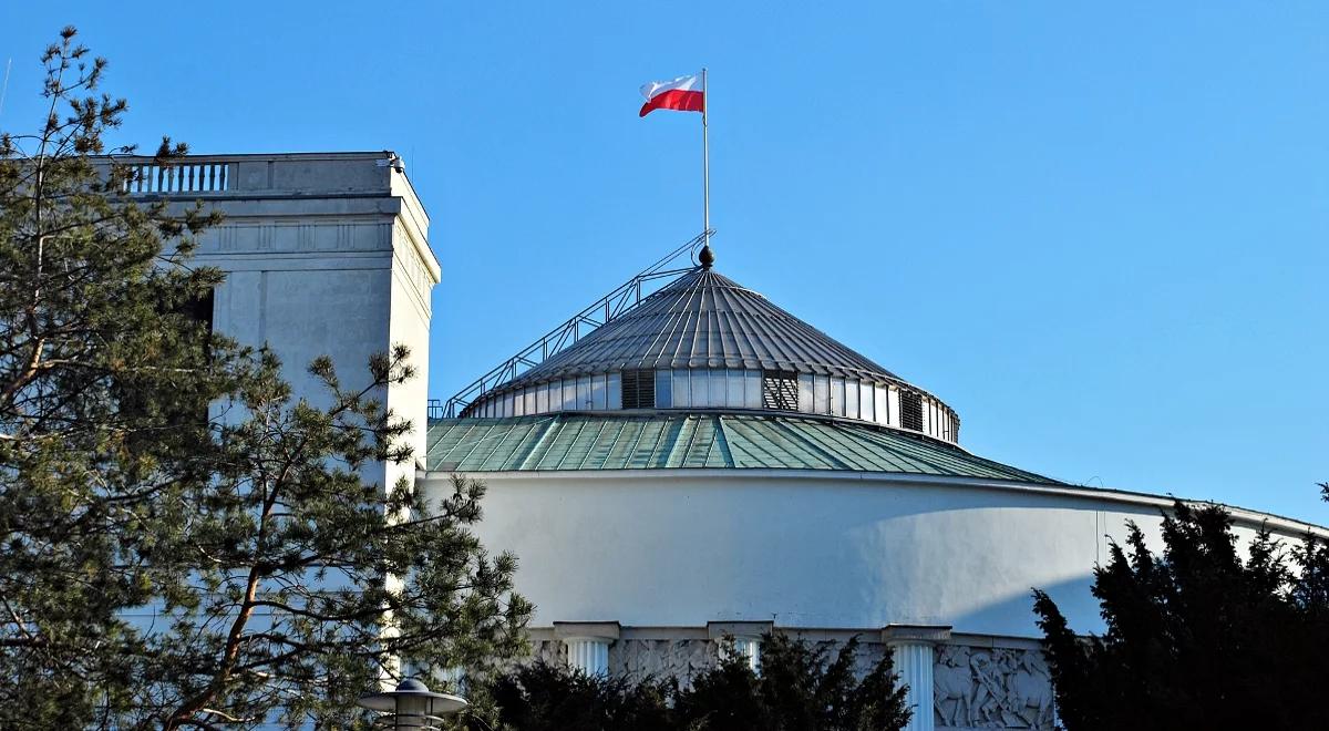 PiS zdecydowanie przed Platformą, tylko trzy partie w Sejmie. Zobacz wyniki najnowszego sondażu