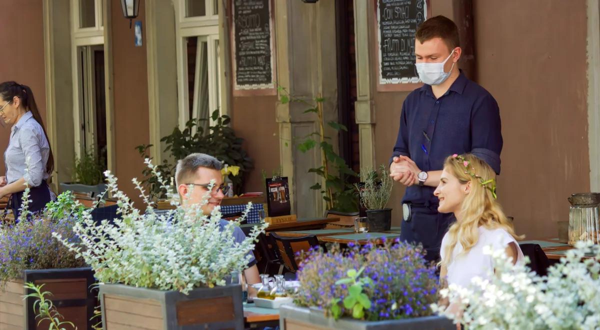 "Uwalniać sektory gospodarki nakładając obostrzenia sanitarne". Dr Artur Bartoszewicz o lockdownie