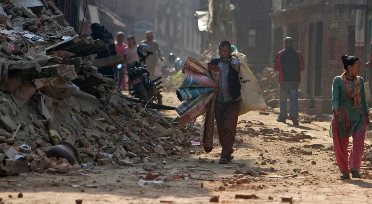 Młodzież w Nepalu odbudowuje kraj. "Robimy swoje, nie czekamy na reakcję urzędników" (reportaż) 