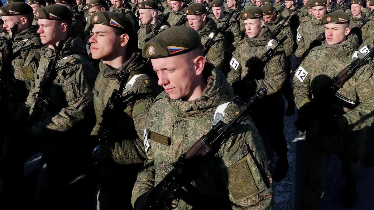 Upokarzanie, tortury, zakaz patrzenia w oczy. Tak Rosjanie traktują jeńców, również cywilów