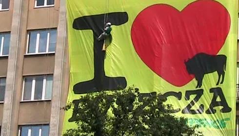 Działacze Greenpeace spędzą noc na dachu