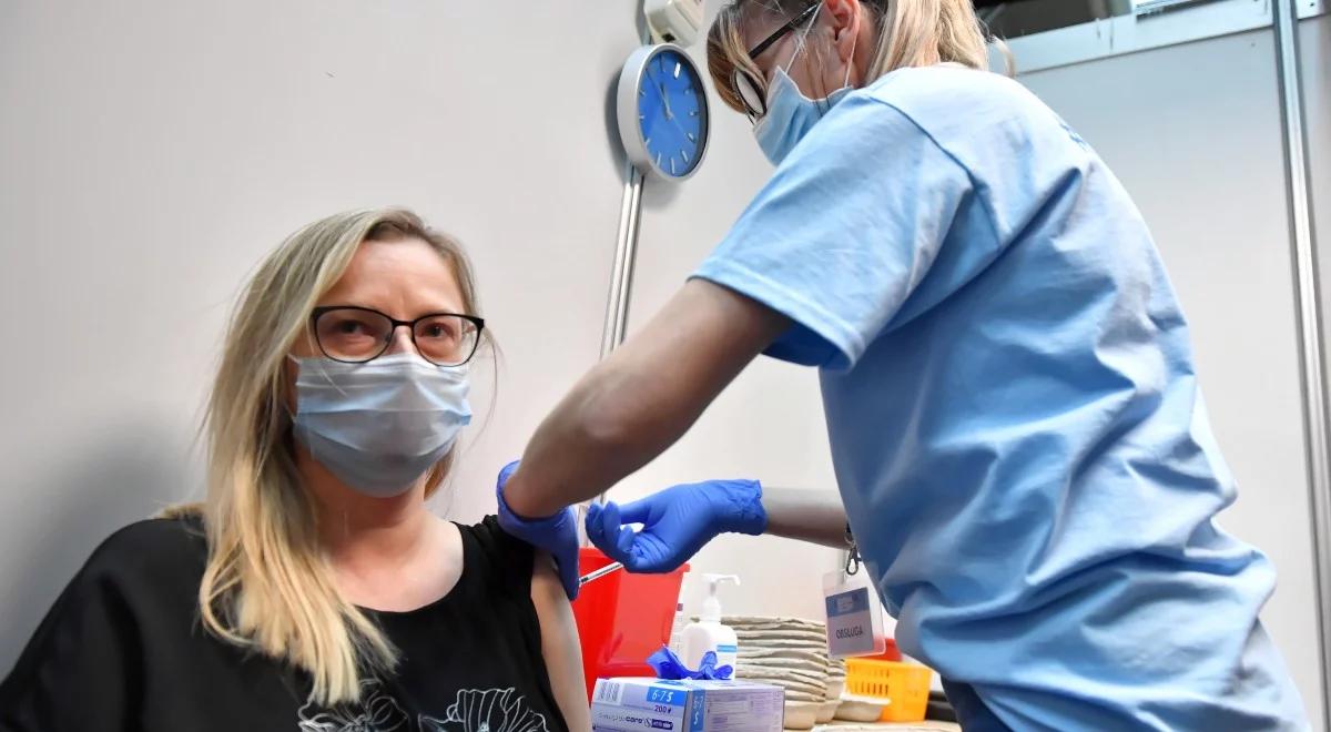 Padły kolejne dobowe rekordy. Ponad 320 tys. szczepień i przeszło 800 tys. zarejestrowanych osób