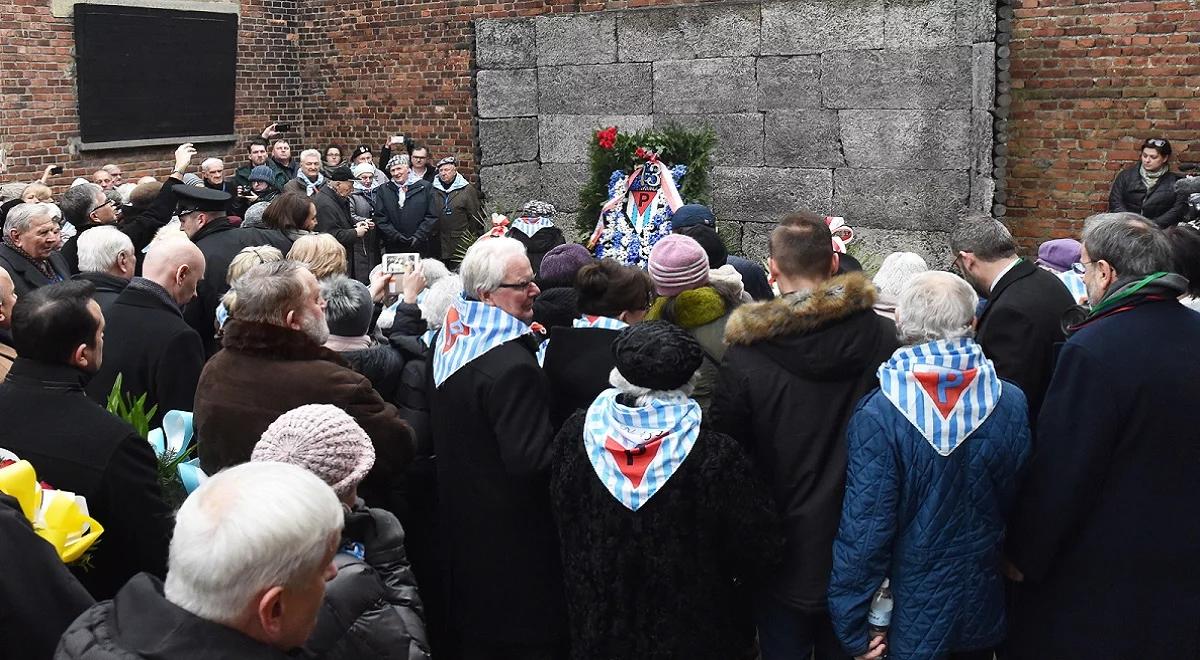 73. rocznicy wyzwolenia obozu w Auschwitz. Byli więźniowie złożyli kwiaty pod Ścianą Straceń