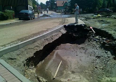 Śmigłowce lecą z darami dla powodzian 