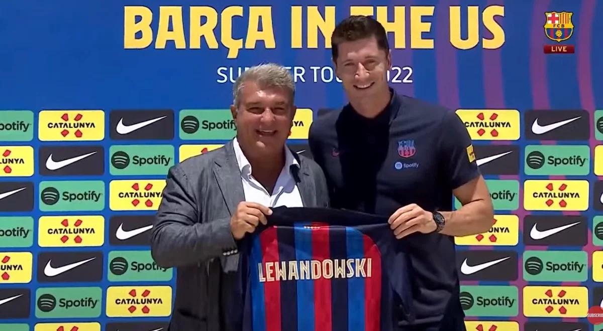 FC Barcelona zaprezentowała swoją gwiazdę - Robert Lewandowski w nowej koszulce