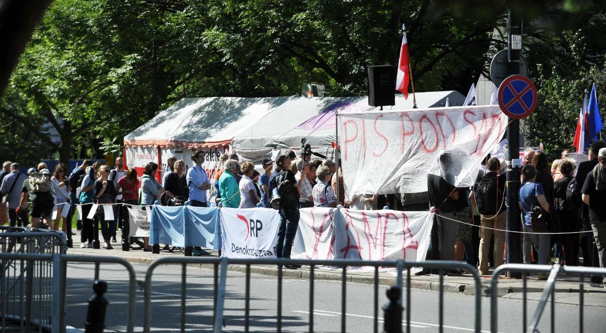 Zajścia w Sejmie. Przed gmachem ustawiono barierki
