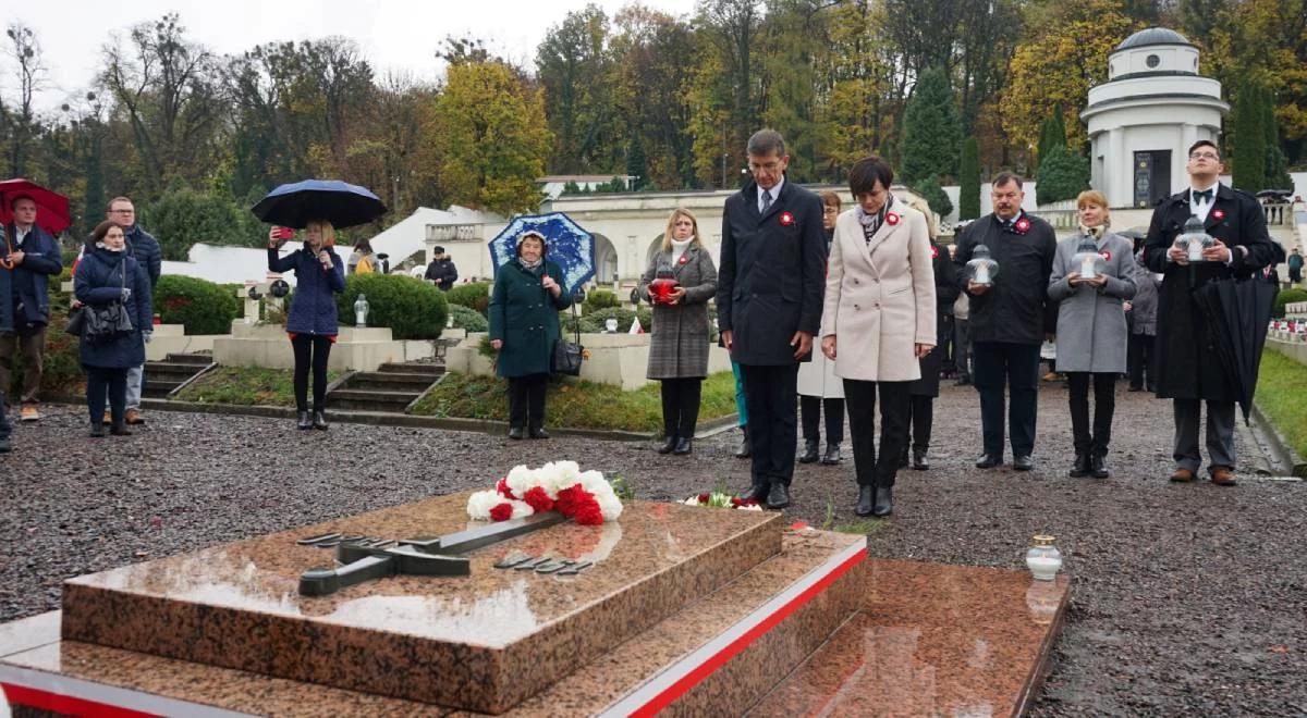 Syreny alarmu przeciwlotniczego podczas składania wieńców na Cmentarzu Orląt Lwowskich