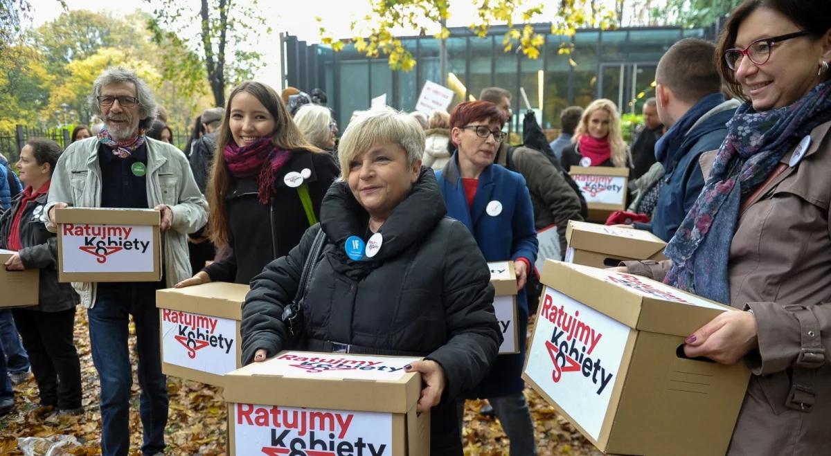 Komitet "Ratujmy Kobiety" złożył ponad 400 tysięcy podpisów