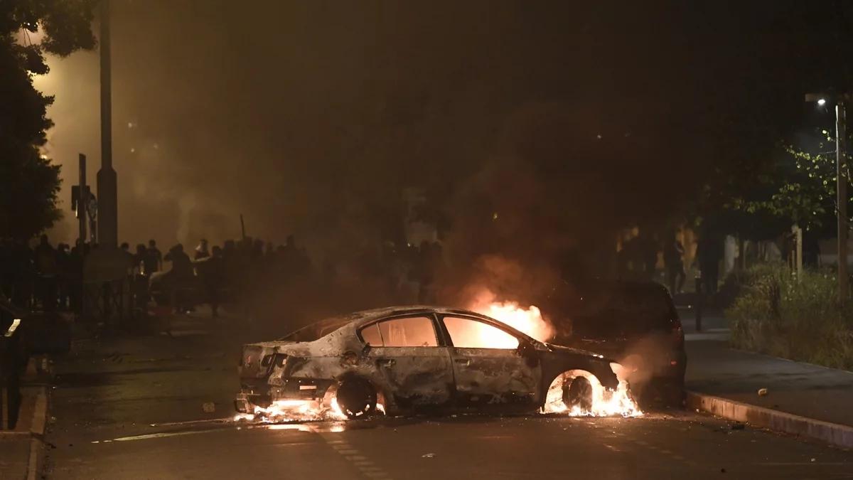 Francja: coraz większa skala zamieszek, nocne walki z policją. Macron zwołuje sztab kryzysowy