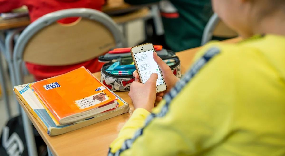 Smartfony w szkole a przepisy. Komunikat Rady Dzieci i Młodzieży