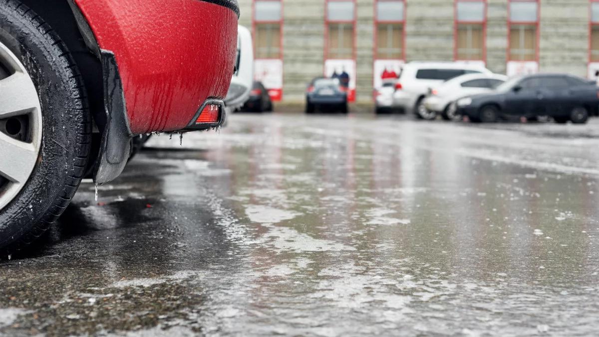 Na północy ślisko, na południu wietrznie. Ostrzeżenia IMGW