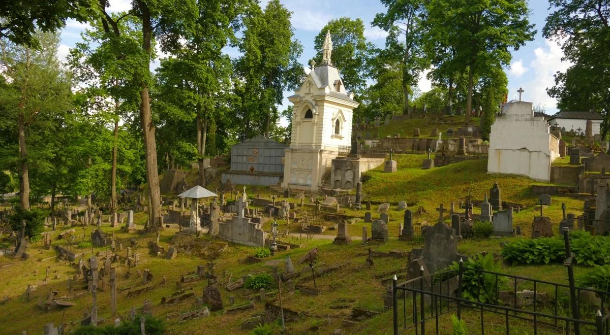 Wilno: samochód uszkodził nagrobki polskich żołnierzy na cmentarzu na Rossie