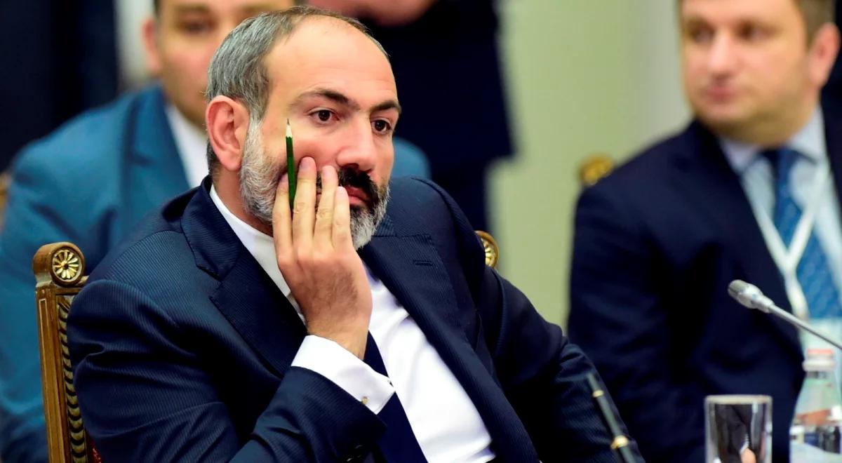 Rozpoczęły się przedterminowe wybory parlamentarne w Armenii. To przez serię protestów