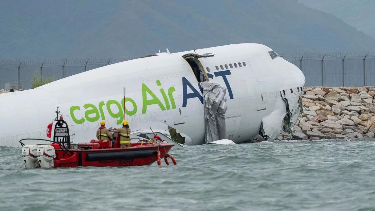 Katastrofa na lotnisku w Hongkongu. Samolot wypadł z pasa i wpadł do morza