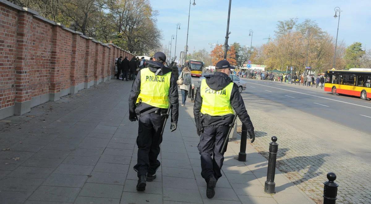 Zamknięte cmentarze. Policja nie odnotowała incydentów w Warszawie