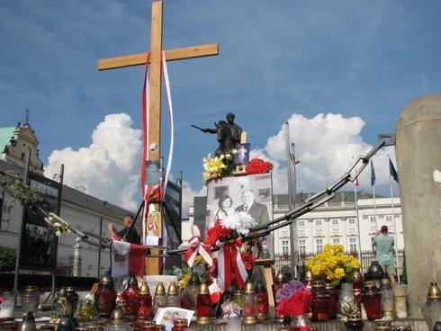 Manifestacja obrońców krzyża pod Pałacem