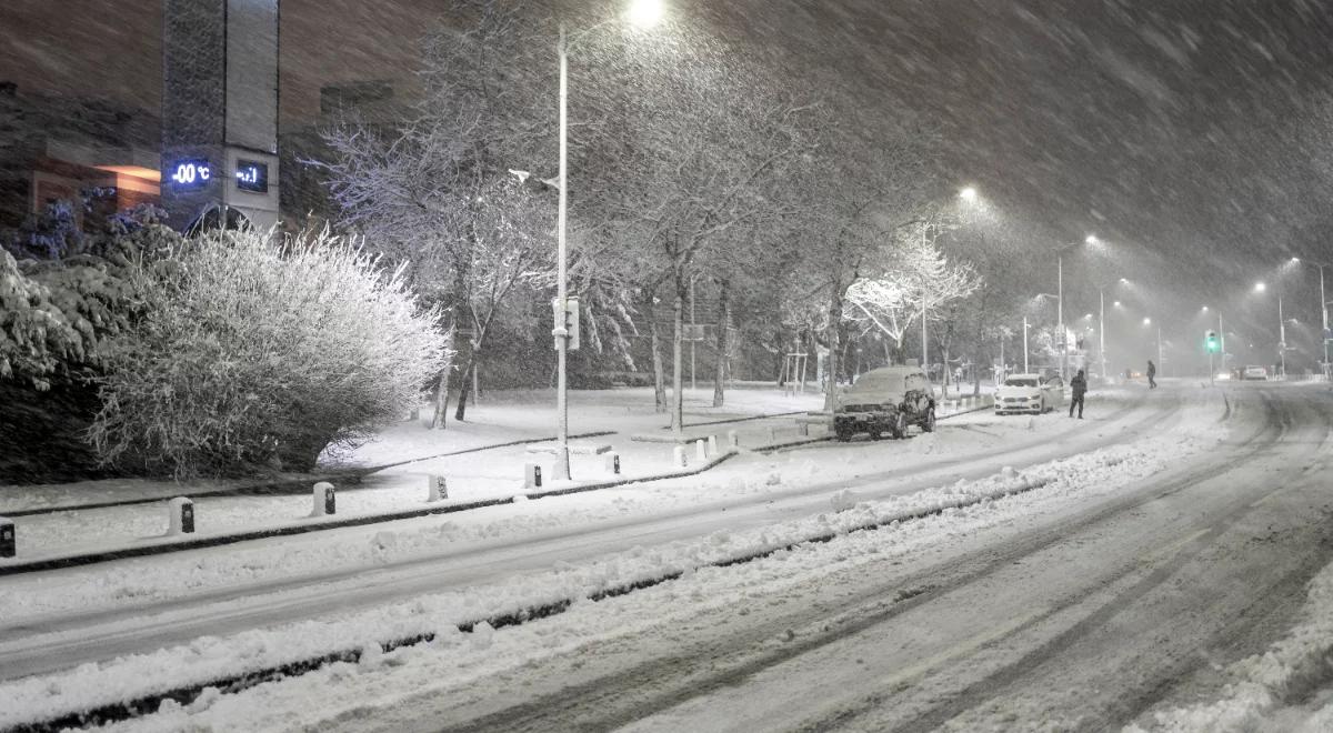 Nocny atak zimy. Śnieg i marznące mgły. Będzie bardzo niebezpiecznie na drogach