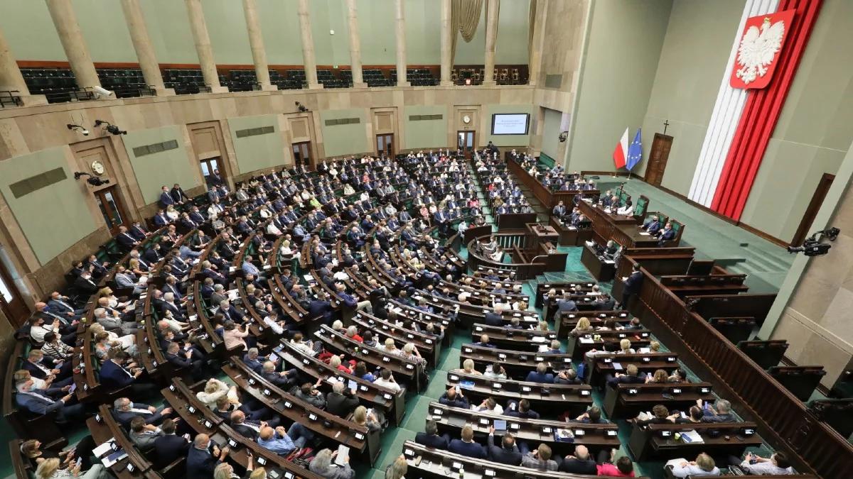 Nowy sondaż sejmowy. Z Tuskiem czy bez, PiS utrzymuje wyraźne prowadzenie