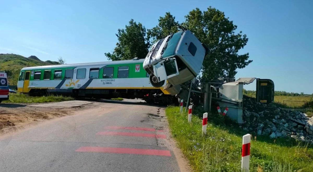 Mazowsze: zderzenie ciężarówki z autobusem szynowym. Kilkadziesiąt osób poszkodowanych