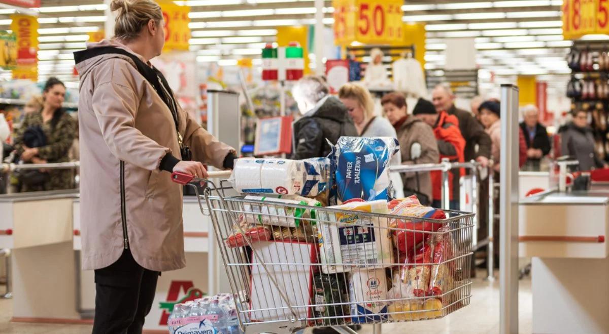 Polacy podzieleni ws. handlu w niedzielę. Wyniki najnowszego badania