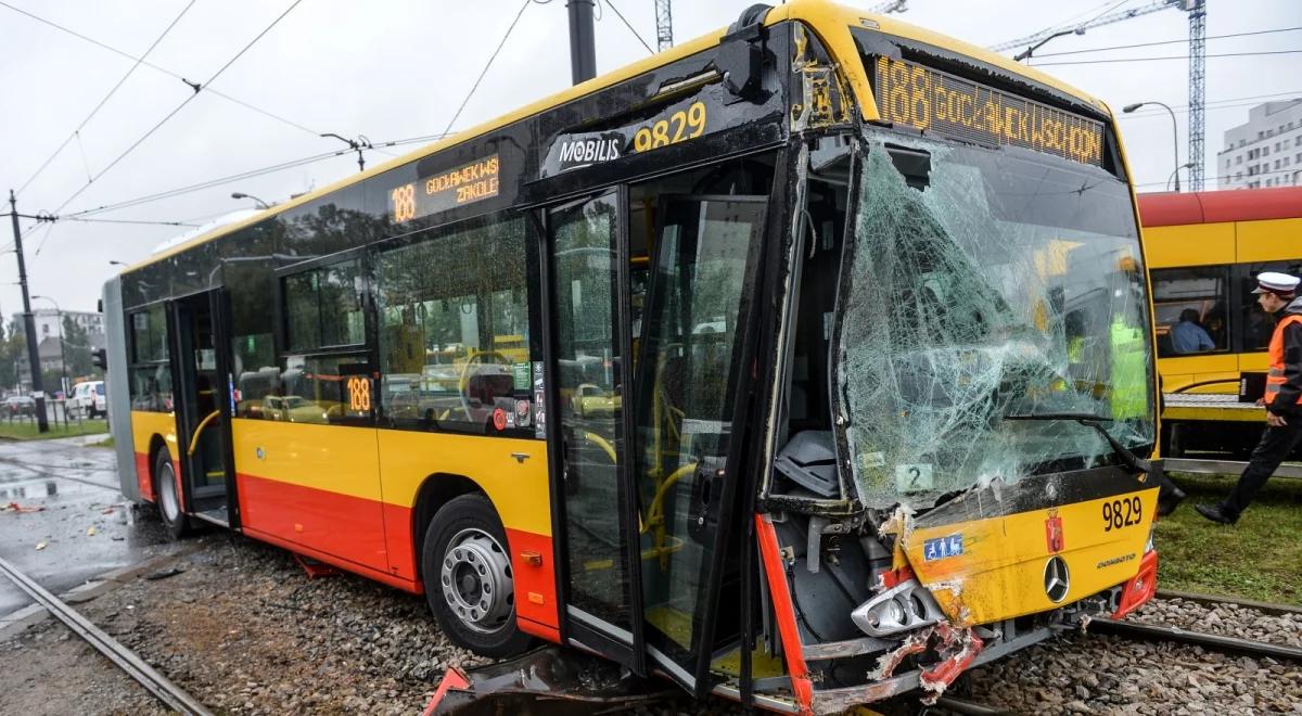 Warszawa: kilkanaście osób w szpitalu po zderzeniu tramwaju z autobusem