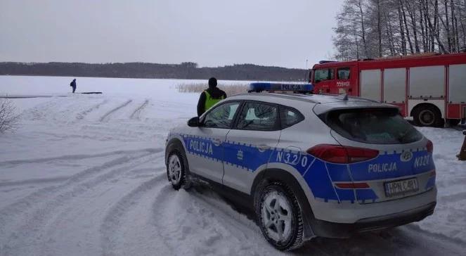 Utopił samochód, bo chciał pojeździć po lodzie. Niecodzienny wypadek w Pomorskiem