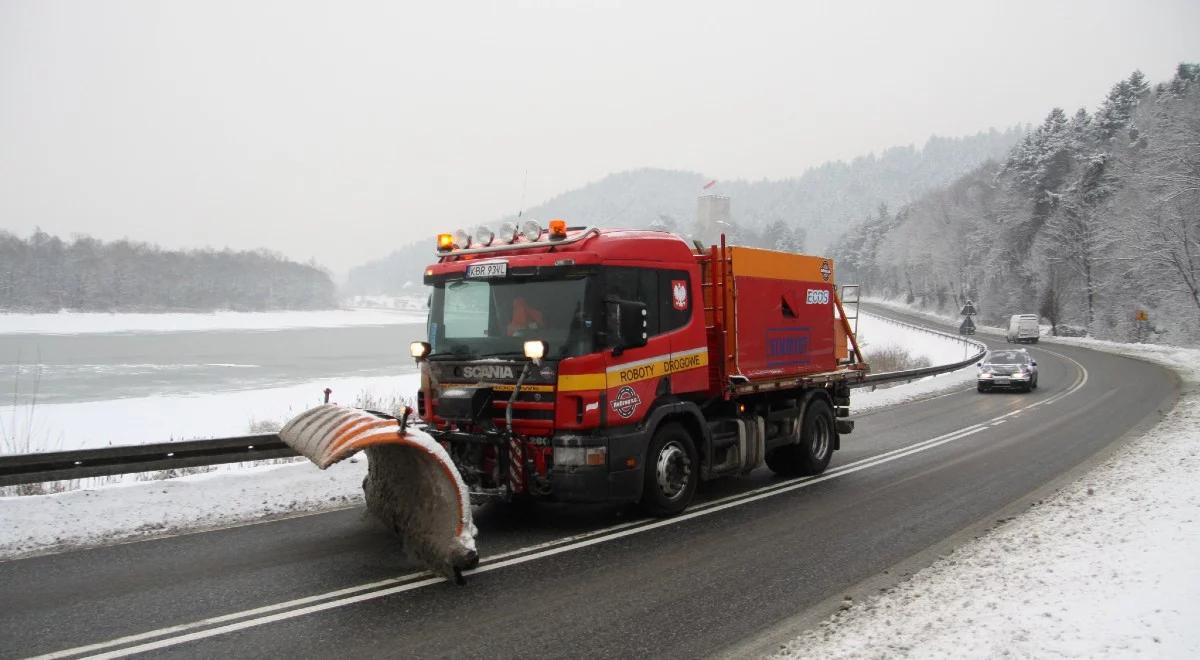 Błoto pośniegowe, mżawka, deszcz i mgły. GDDKiA ostrzega kierowców