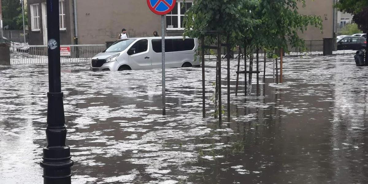 Zerwane dachy, zalane budynki. Zwołano sztab kryzysowy po gradobiciu w Gnieźnie