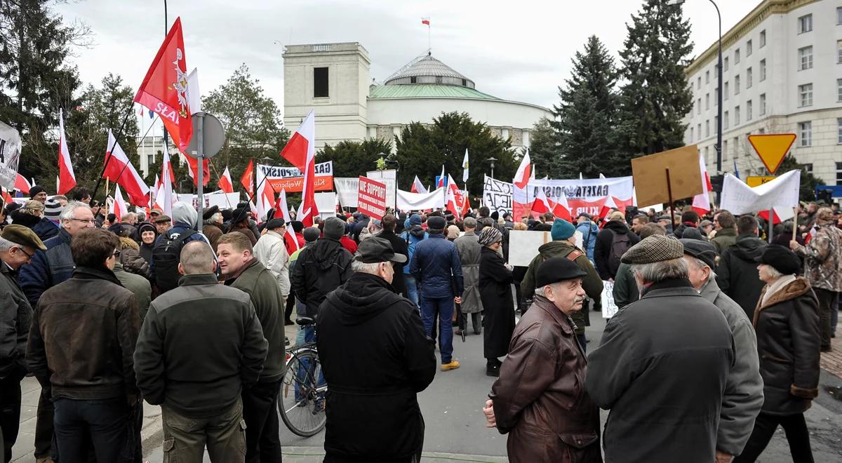 Prorządowa pikieta przed Sejmem