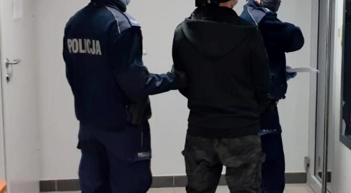 Policjanci zatrzymali poszukiwanego mężczyznę. Wpadł, bo nie miał maseczki