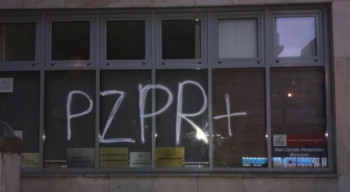 Policja ustala sprawców dewastacji biura PiS w Warszawie