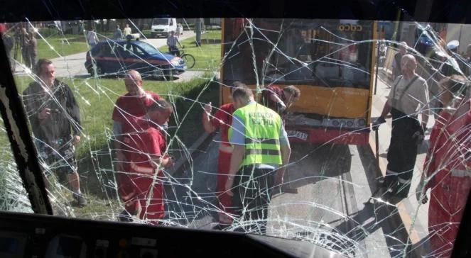 10 rannych w zderzeniu autobusu z tramwajem