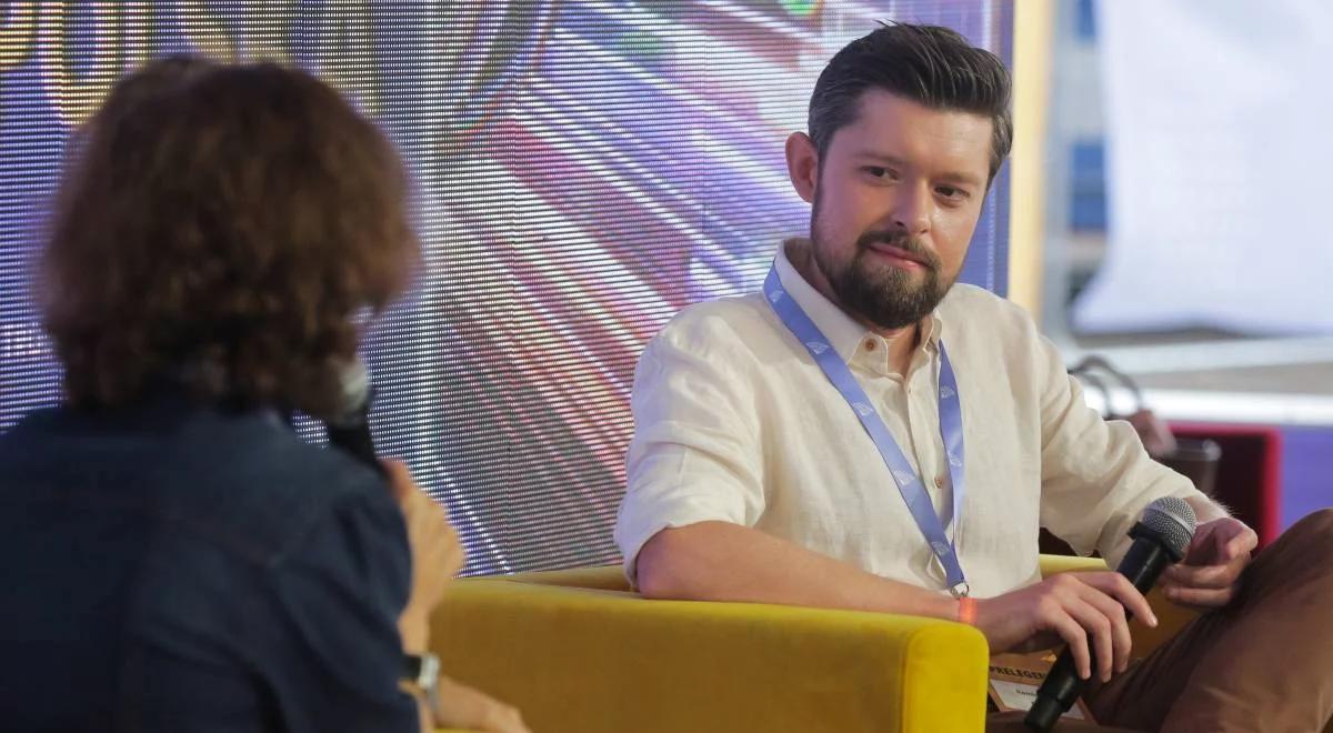 Jak czytać książki Remigiusza Mroza? Uniwersum