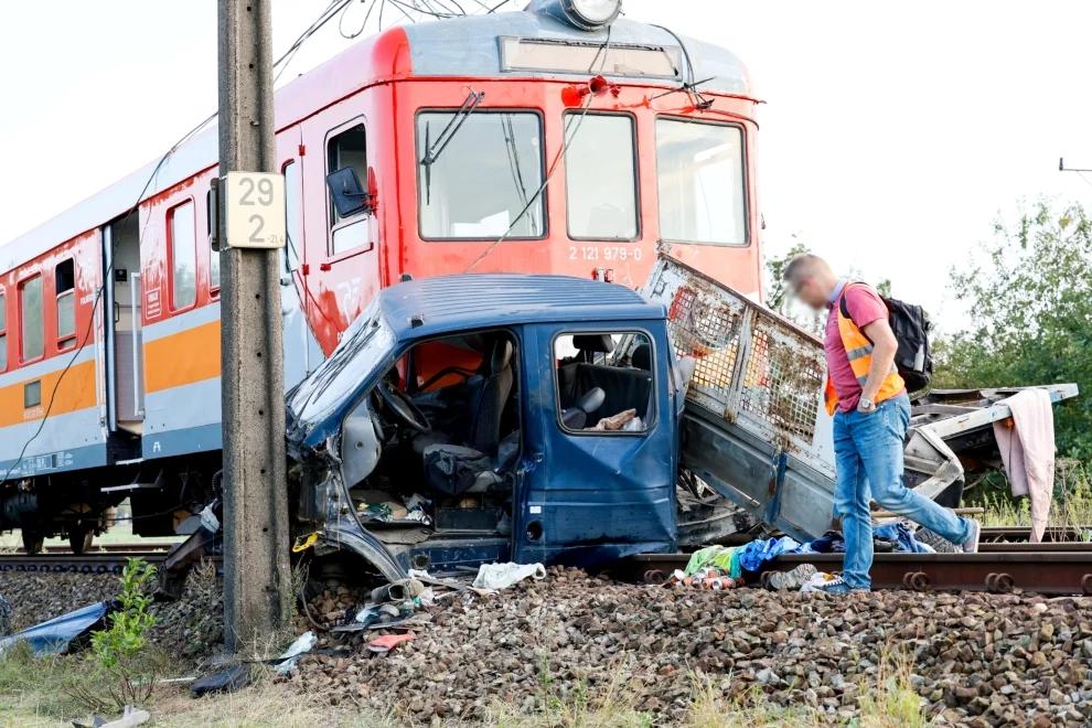 Wjechali pod pędzący pociąg. Zginęli na miejscu