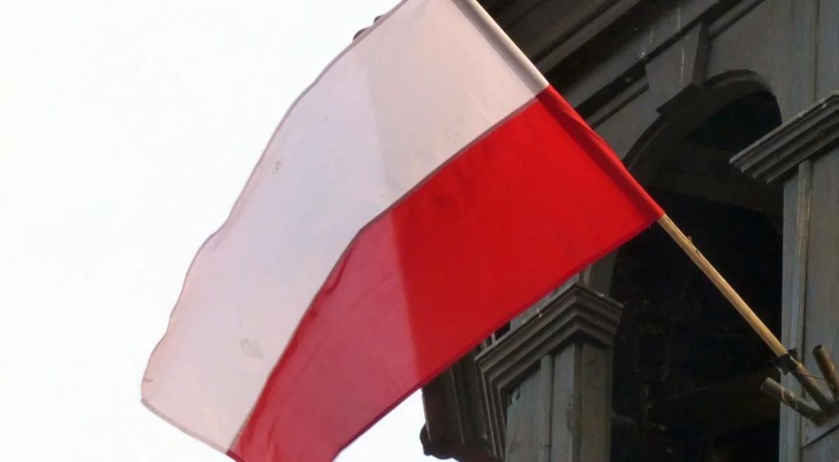 Polska flaga zawisła na rosyjskim budynku w Warszawie