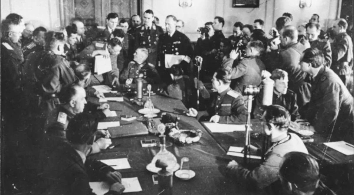 "Stalin zażądał powtórzenia ceremonii kapitulacji Niemiec". Wenklar o różnicach w dacie zakończenia II wojny