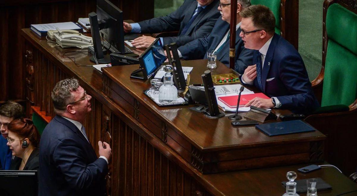 Spór w Sejmie. PiS wnioskuje o dopuszczenie Kamińskiego i Wąsika do obrad. Marszałek Hołownia odpowiada