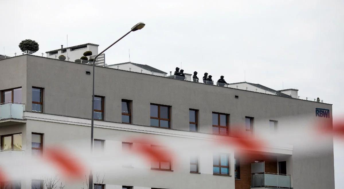 Akcja policji w Poznaniu. Uzbrojony mężczyzna zabarykadował się w mieszkaniu?
