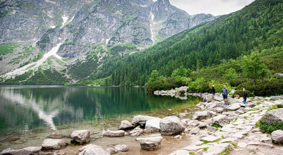 Turyści oblegają Tatry. Pełne parkingi, zamknięta droga dojazdowa do Morskiego Oka