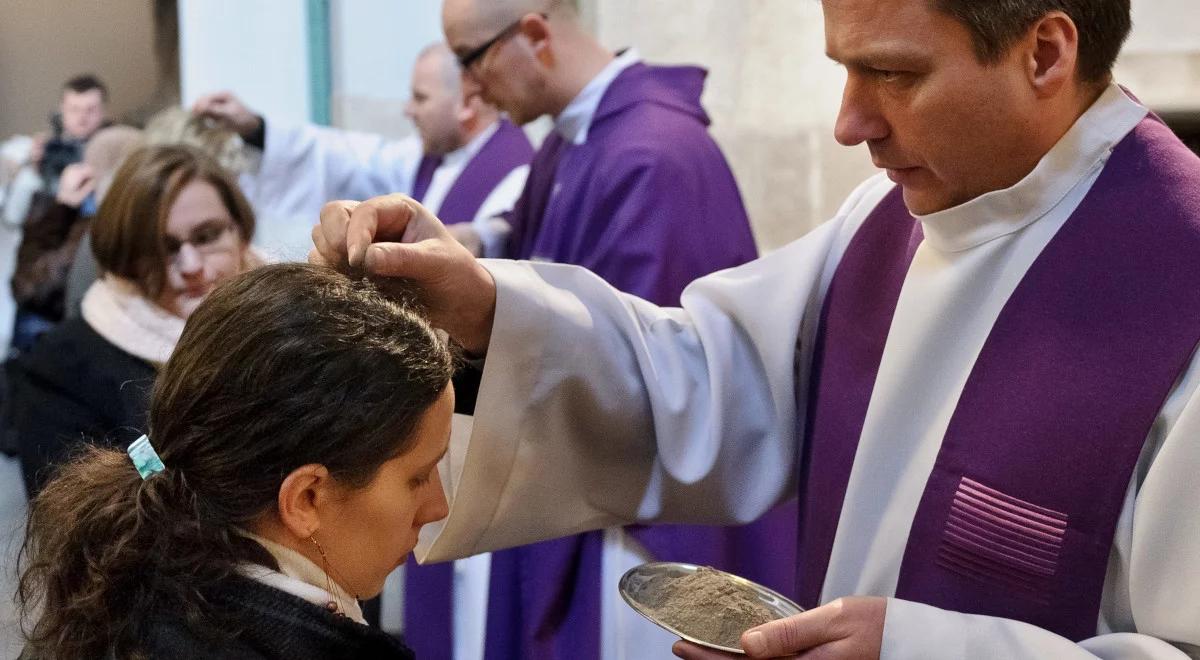 Środa Popielcowa. Skąd naprawdę bierze się popiół, którym posypuje się głowę?