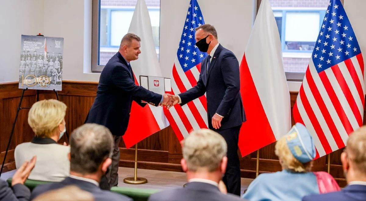 Prezydent w Nowym Jorku. Andrzej Duda przekazał Stowarzyszeniu Weteranów Armii Polskiej polską flagę