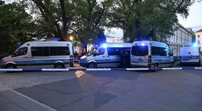 Sprawca błąkał się po UW. Świadkowie zamiast reagować nagrywali miejsce zbrodni