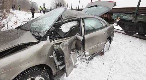 Wjechała citroenem pod pociąg
