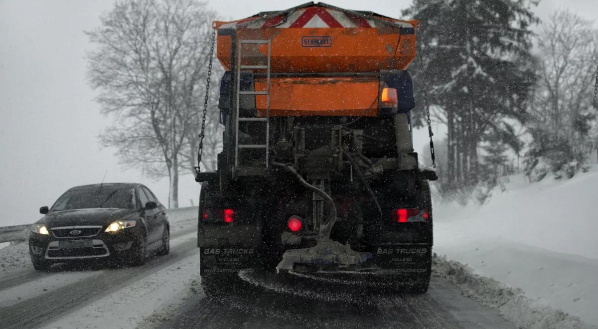 Utrudnienia na drogach przez opady śniegu i mgły. Wszystkie trasy krajowe są jednak przejezdne