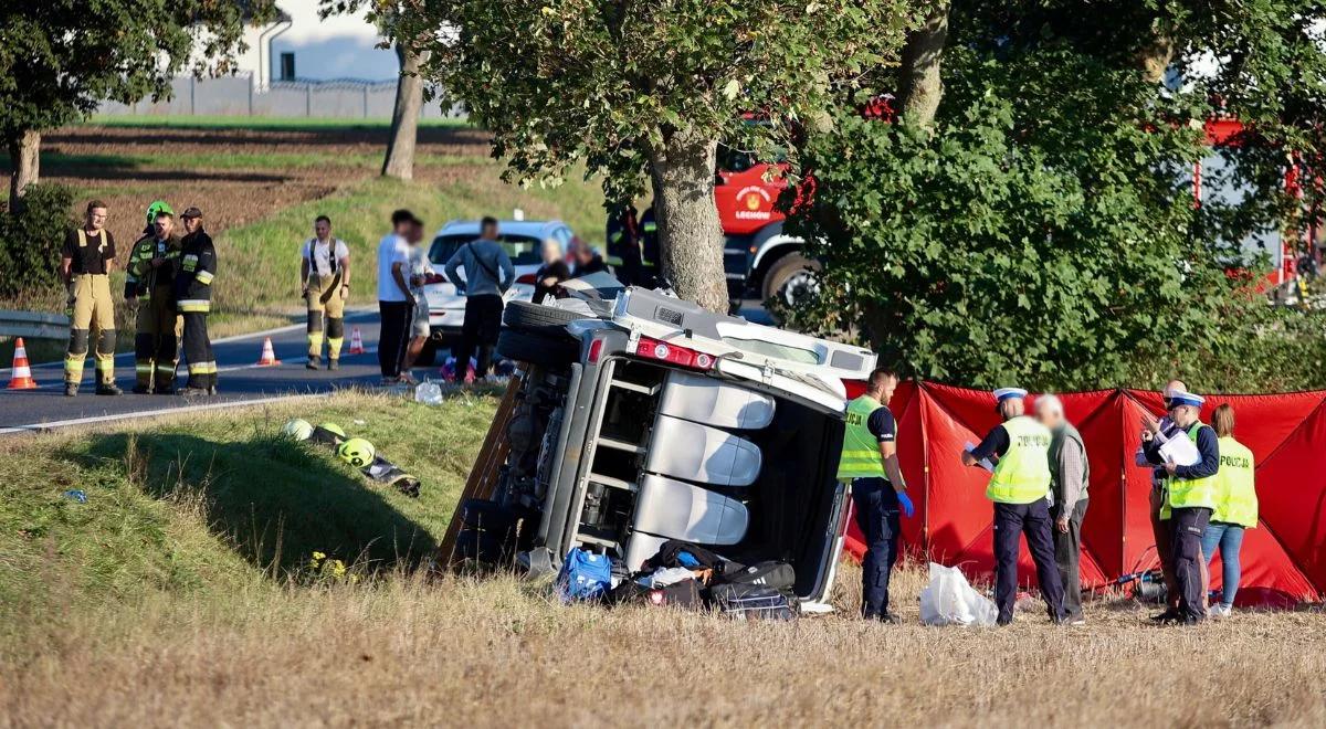 Tragiczny wypadek busa w Lechowie. Bus z dziećmi uderzył w drzewo