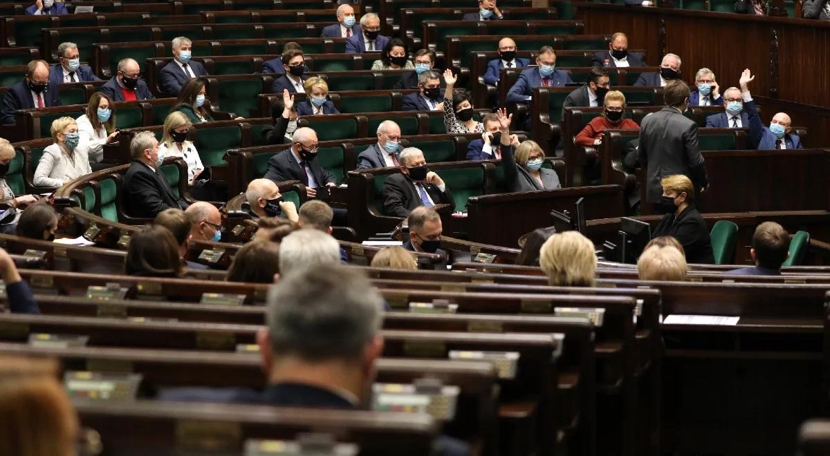 PiS zyskuje w sondażu po szczycie UE. Konfederacja poza Sejmem