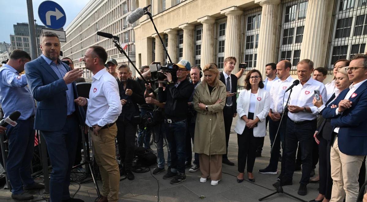 Awantura podczas konferencji KO przed siedzibą TVP. Wiceminister sprawiedliwości: Tusk unika odpowiedzi