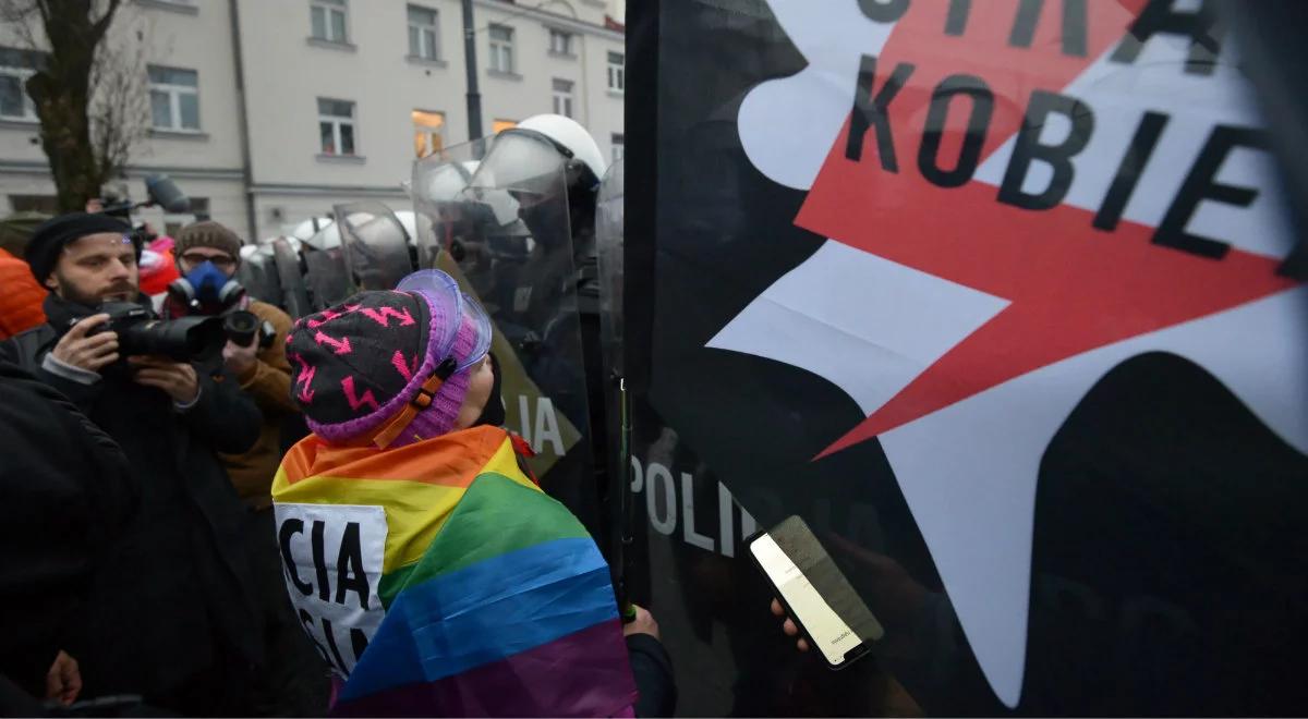 Wulgaryzmy, nawoływanie do przemocy. Policja podsumowała protest Strajku Kobiet