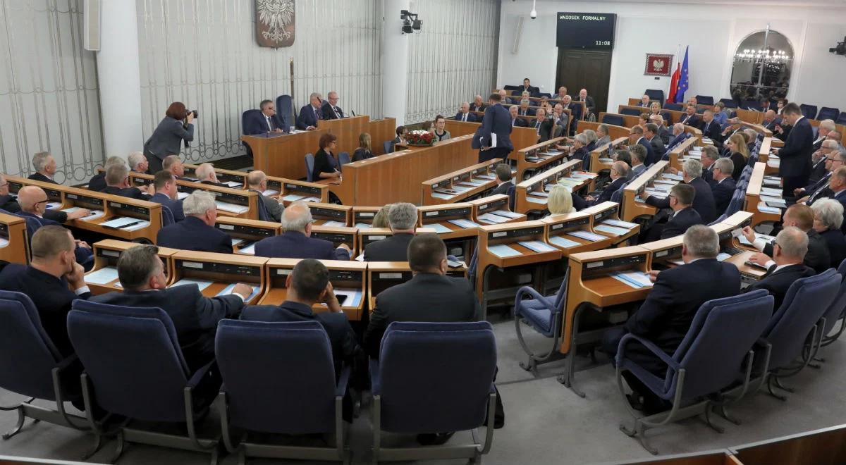 Obniżka uposażeń parlamentarzystów. Czy politycy w Polsce zarabiają dużo?