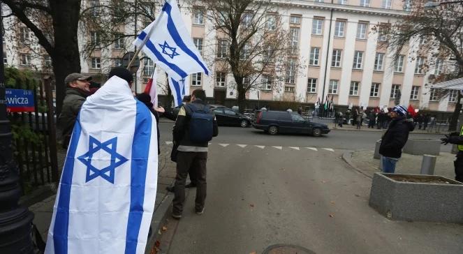 Pikiety przed ambasadą Izraela. Jedna za, druga przeciw